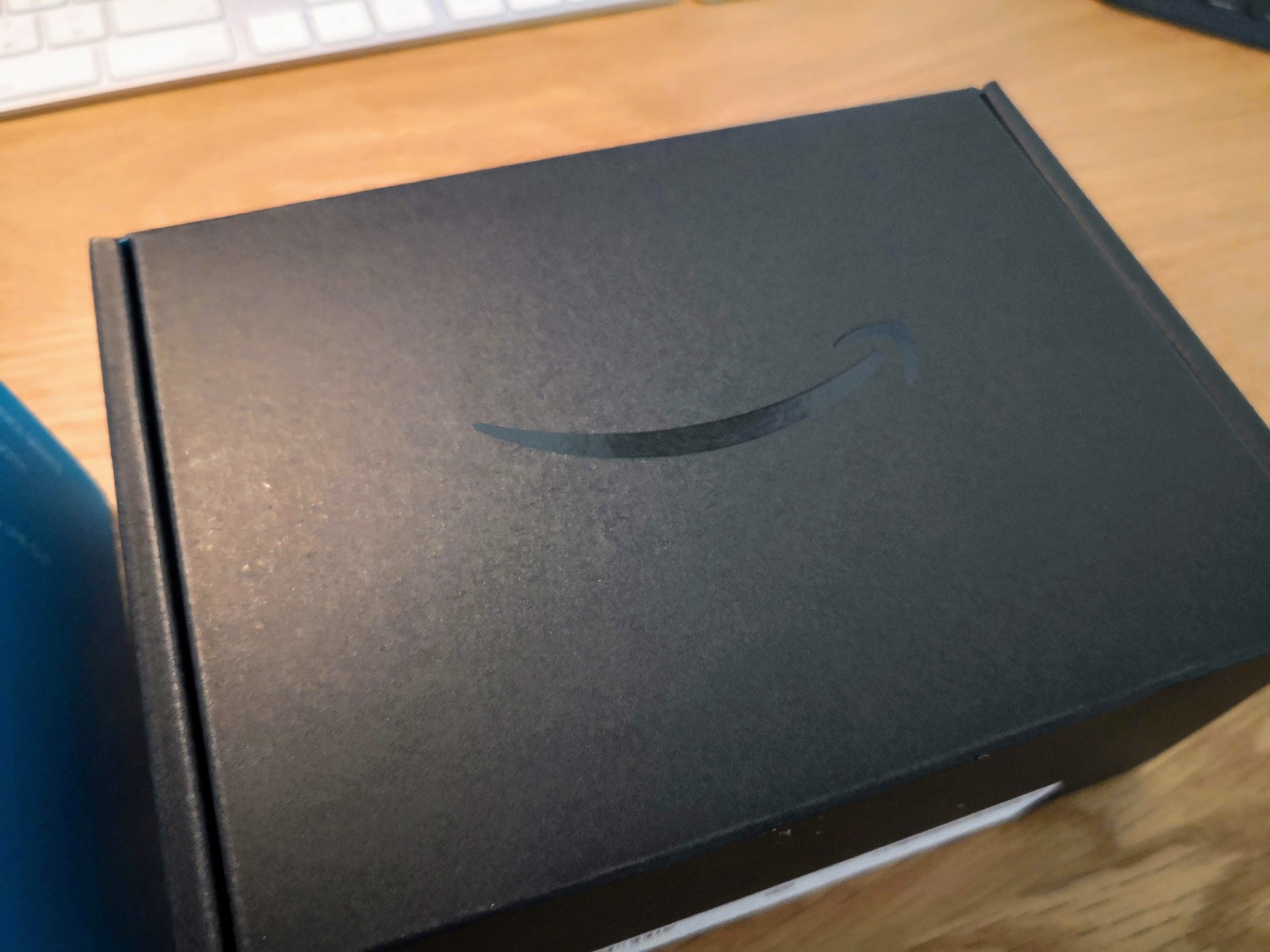 Amazon Echo Spotの内箱に描かれたアマゾンのロゴ