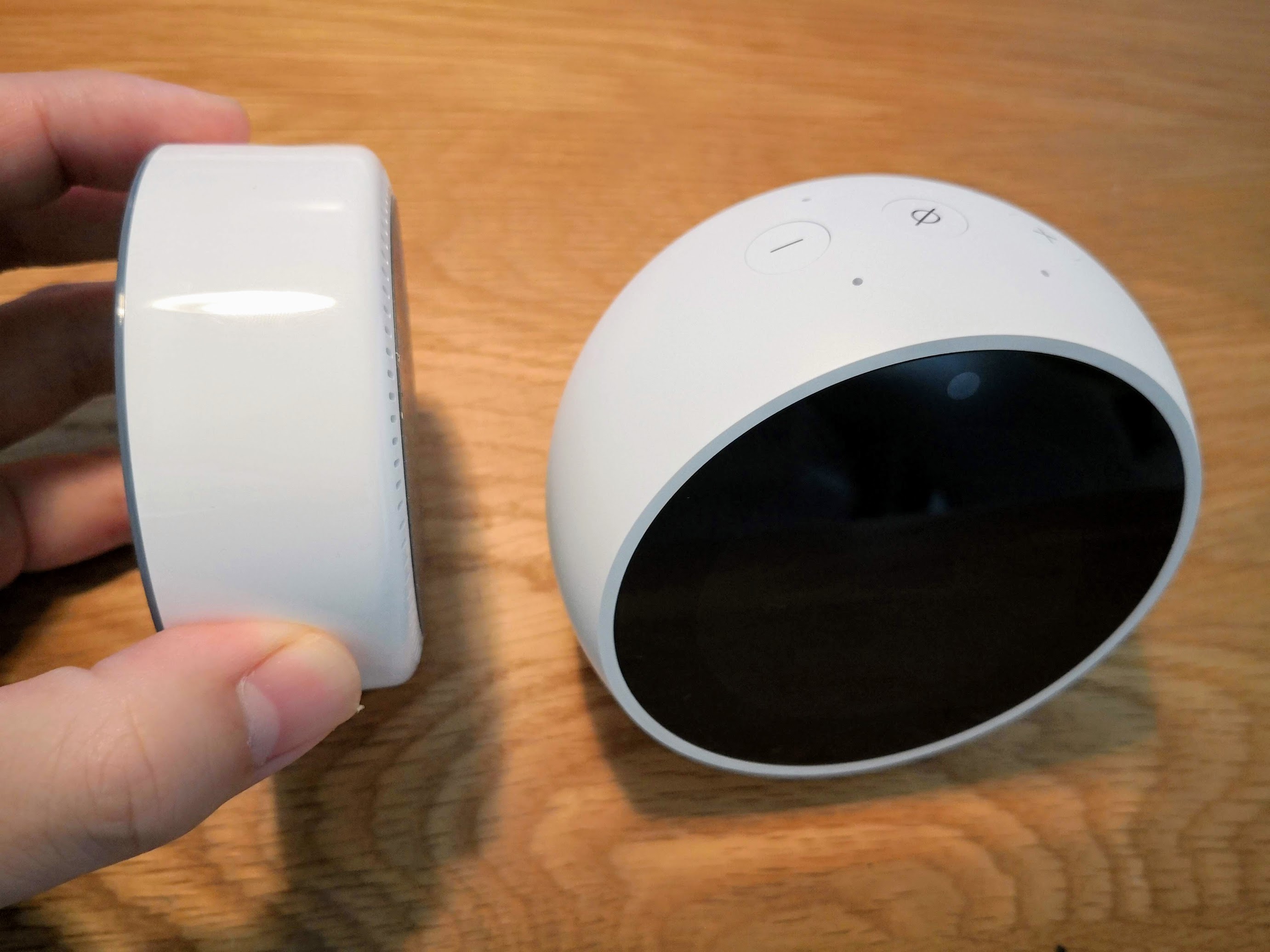 Amazon Echo SpotとAmazon Echo dotの質感を比較する様子