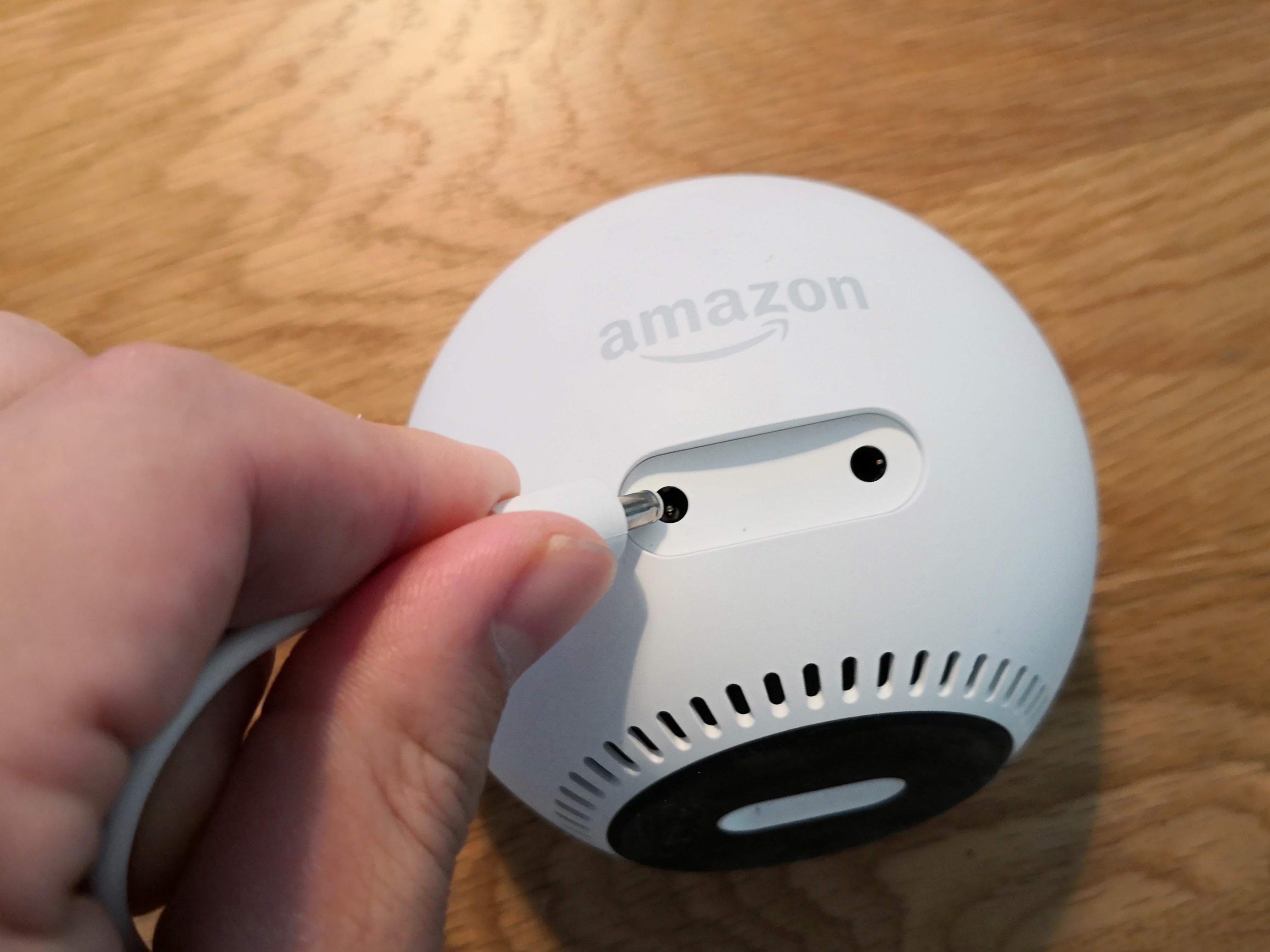 Amazon Echo Spotに電源ケーブルをさす様子