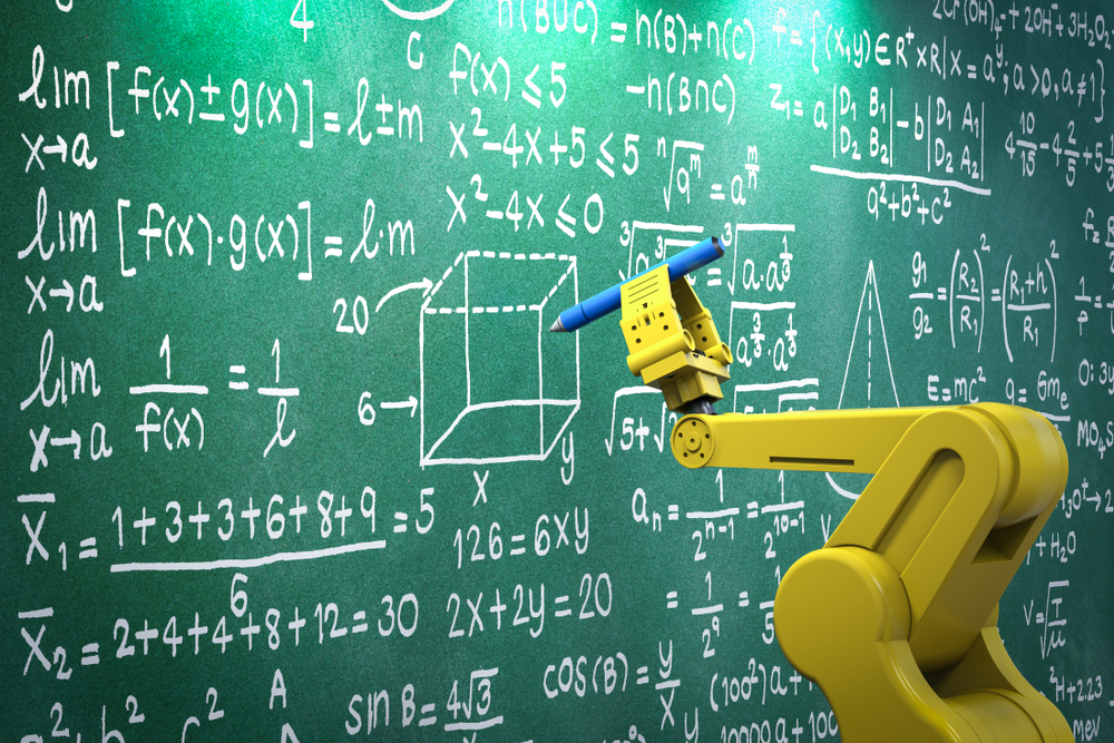 黒板に大量の計算式を書き込んでいるロボット